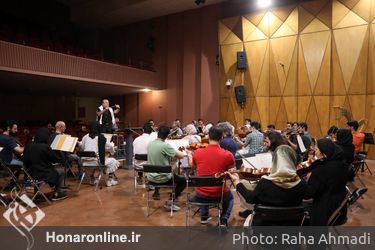 تمرین ارکستر سمفونیک تهران با رهبری منوچهر صهبایی
