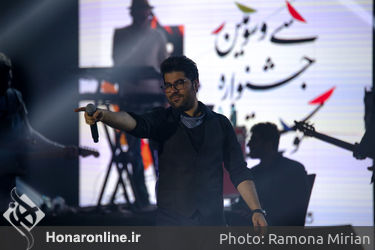اجرای حامد همایون در سی و سومین جشنواره موسیقی فجر