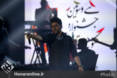 اجرای حامد همایون در سی و سومین جشنواره موسیقی فجر