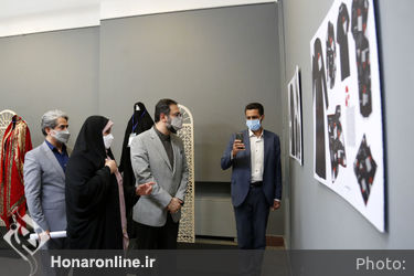 بازدید معاون امور هنری وزارت فرهنگ و ارشاد اسلامی از نمایشگاه لباس عاشورایی