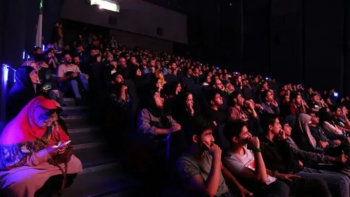 
فروش هفتگی سینماها به ۵۳ میلیارد تومان رسید؛ «زنده شور» در صدر ماند