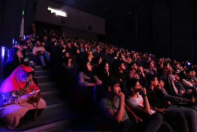 
فروش هفتگی سینماها به ۵۳ میلیارد تومان رسید؛ «زنده شور» در صدر ماند