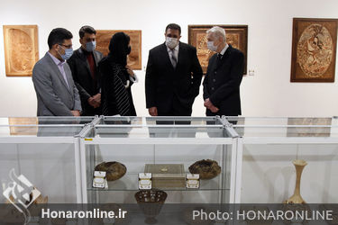 بازید معاون سفیر کشور اتریش در ایران از نمایشگاه نگاره های چوبی و آرزوهای آبرنگی