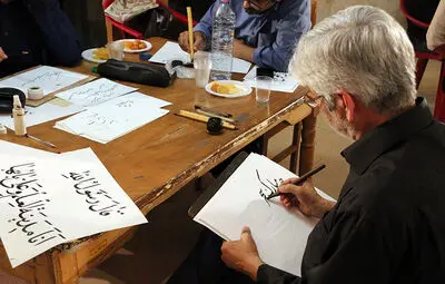 کتابت آیات وحی توسط 150 خوشنویس در شیراز / نگارخانه استاد چیزفهم میزبان"مشق شب قدر" شد