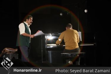 نمایش "عشق روزهای کرونا" در محوطه باز تالار وحدت 