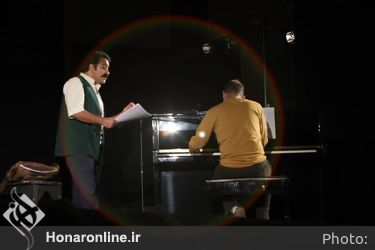 نمایش "عشق روزهای کرونا" در محوطه باز تالار وحدت 