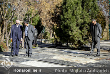 گل‌باران قطعه هنرمندان توسط وزیر ارشاد و معاون هنری وزارت ارشاد