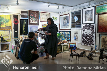 چیدمان آثار صد اثر صد هنرمند در گالری گلستان