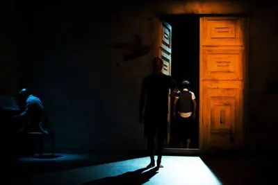 چندین پارودی در یک نمایش / نگاهی به نمایش" پسران تاریخ" اثر به کارگردانی اشکان خیل‌نژاد