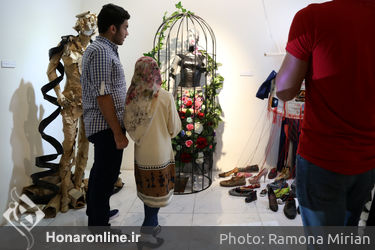 نمایشگاه لباس‌های مفهومی "رو به تهران من" در گالری مستقل تهران