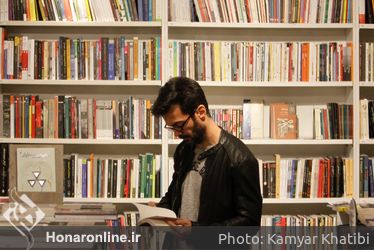 كتابگردي اهالي فرهنگ و هنر در شهركتاب فرشته