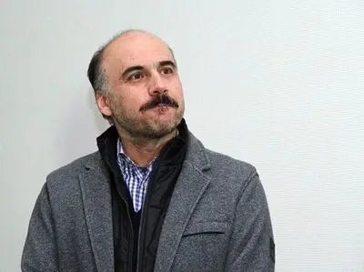 عادل یراقی با یک فیلم اجتماعی به سینما می‌آید / نمایشگاه عکس‌ کارگردان فیلم "امتحان نهایی"