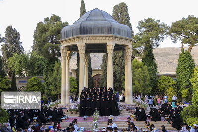 German artist donates Goethe bust to Hafez mausoleum