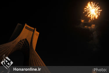 اجرای نمایش «دیوار آسمان»  بر دیواره برج آزادی
