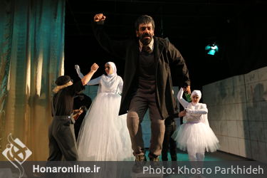 اجرای نمایش "تنهایی پر هیاهو" در سالن استاد سمندریان