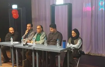 نمایش مخاطب را از سطح زندگی روزمره جدا کرده و به ذات زندگی می‌برد