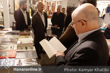 كتابگردي اهالي فرهنگ و هنر در شهركتاب فرشته