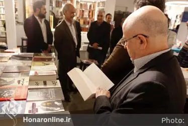 كتابگردي اهالي فرهنگ و هنر در شهركتاب فرشته