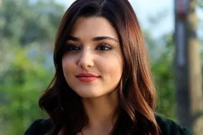 Turkish Star Hande Erçel Joins Cast, Drunk on Love Filming Begins
