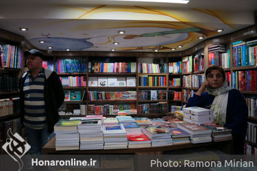 کتابگردی اهالی فرهنگ و هنر در نشر چشمه