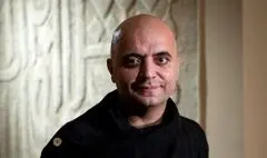 چیدمان مفهومی میرمولا ثریا به نمایش درآمد/ نمادپردازی با میخ و سنجاق و ماهی