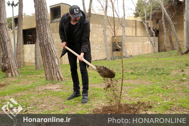 کاشت نهال توسط هنرمندان در فرهنگسرای نیاوران