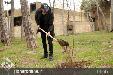 کاشت نهال توسط هنرمندان در فرهنگسرای نیاوران