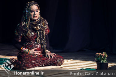 نمایش "ایستادن بر فراز یک اتفاق" در تماشاخانه سرو
