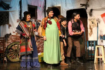 کمدی موزیکال  آس و پاس‌ها / نگاهی به نمایش "زن خوب ایالت سچوان" به کارگردانی عبدالرضا اکبری