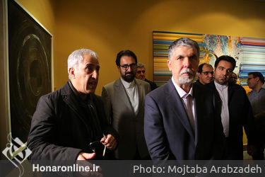 بازدید سید عباس صالحی و سیدمحمد مجتبی حسینی از نمایشگاه هنرهای تجسمی فجر