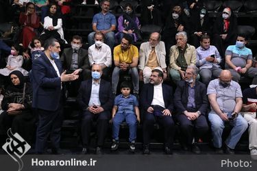 ضور وزیر فرهنگ در نمایش خانم خزوک، کاری از هنرمندان موسسه خیریه توانمندسازی بچه های باران- تالار حافظ