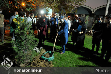 کاشت نهال به یاد استاد زنده‌یاد " سعدی افشار" هنرمند پیشکسوت نمایش‌های سنتی در محوطه پارک شهر
