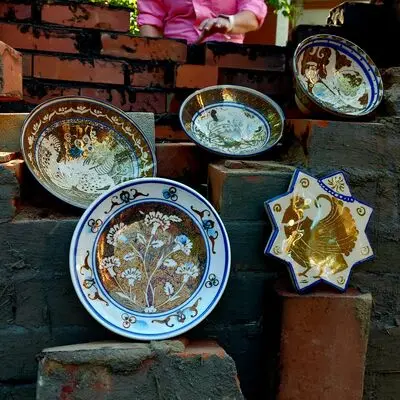 Holding metallic glaze pottery workshop in Berlin