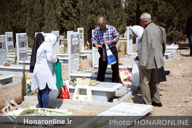 جشن فروردينگان در آرامگاه زرتشتيان تهران