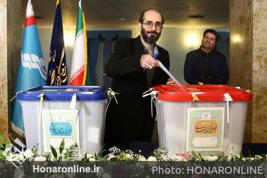 حضور اهالی فرهنگ و هنرمندان پای صندوق رای تالار وحدت