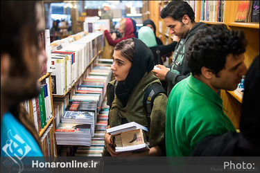 کتاب‌گردی هنرمندان و فرهنگیان در نشر ثالث و چشمه