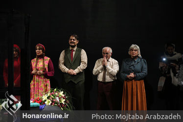 اهدای جایزه جشنواره سینمایی آسیاپاسیفیک در نمایش "شیروانی داغ"