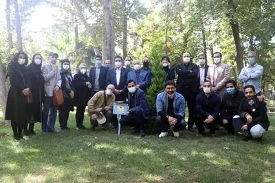 درختی به نام و یاد عباس جوانمرد کاشته شد/ پنجاه و پنجمین سالگرد تاسیس تماشاخانه سنگلج