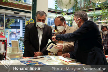کتابگردی سرپرست معاونت امور هنری در هفته کتاب