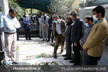 آغاز هفته هنر انقلاب با ادای احترام به مقام شهدا و تجدید پیمان با آرمان‌های امام خمینی(ره)