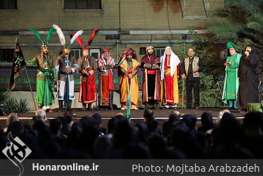 سوگواره «رکعت به رکعت عاشقی» به کارگردانی سیاوش طهمورث با اجرای تعزیه در محوطه باز بنیاد فرهنگی روایت فتح برگزار شد.