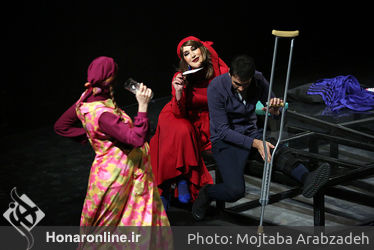 اهدای جایزه جشنواره سینمایی آسیاپاسیفیک در نمایش "شیروانی داغ"