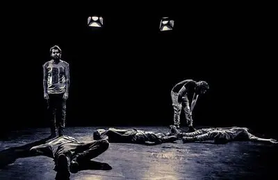 خوداظهاری‌های فردی، خاطره‌وار و گزارشی / نگاهی به نمایش "فرق از وسط" به نویسندگی، طراحی و کارگردانی رسول کاهانی