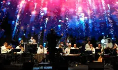 خداحافظی خاطره انگیز «ارکستر نوای آفتاب» با فصل پاییز/ سفر به دهه شصت با موسیقی