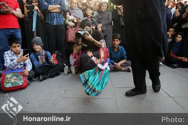 اجرای هنرهای نمایشی در محوطه تئاتر شهر