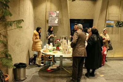 عکس‌های "تله رویای هنر" بر دیوارهای برج آزادی نشستند