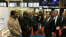 François Hollande visits Iran’s pavilion at Paris Book Fair