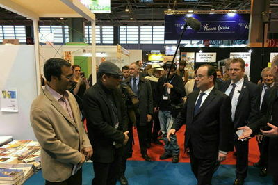 François Hollande visits Iran’s pavilion at Paris Book Fair