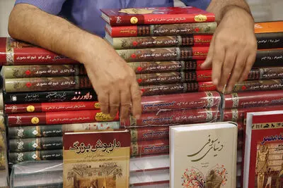 اهدای کتاب به مساجد، مدارس و دانشگاه‌های خراسان جنوبی در هفته کتاب