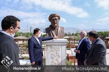 رونمایی سردیس مفاخر فرهنگی در میدان مشاهیر
